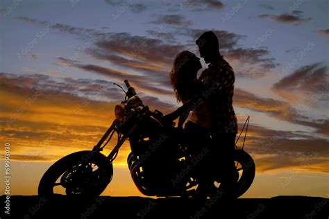 Silhouette Couple Kiss On Motorcycle Stock Foto Adobe Stock