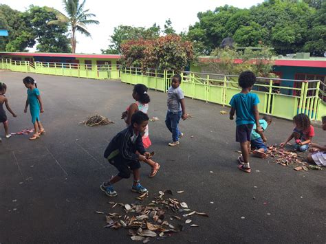 Du Land Art dans notre école Ecole Primaire du Ruisseau Confronté à