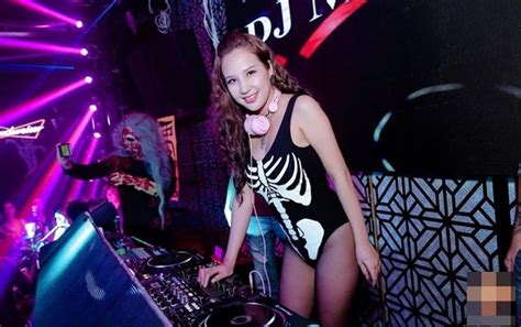 Vẻ nóng bỏng của nữ DJ chuyên mặc bikini trình diễn