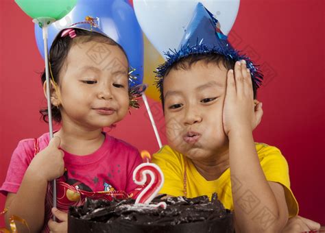 孩子们生日聚会派对孩子吹蜡烛蛋糕开放礼物 包图企业站