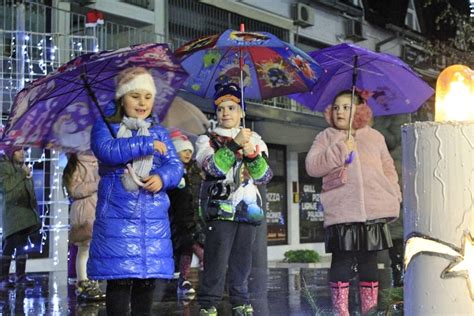 Advent U Pitoma I Uz Radost I Veselje Mali Ana Upaljena Tre A Adventska