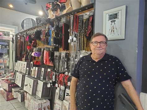 Marseille Dans Ce Sex Shop Du Centre Ville Le Cin Ma R Siste Au Porno En Ligne