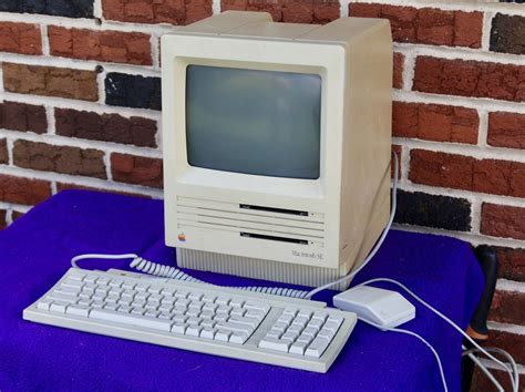 Vintage Apple Macintosh SE M5010 Computer W Keyboard Mouse Power Up