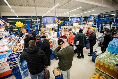 Zarobki kasjerów w sklepach 2023 Biedronka Lidl Kaufland Oto