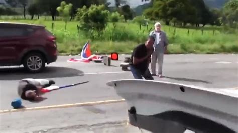 Video un hombre mató a tiros a dos manifestantes durante una protesta