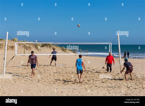 Jouer Au Volleyball De Plage Sur La Plage De Sandbanks Banque De