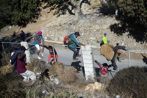 Des centaines de migrants tentent de franchir la frontière américaine à