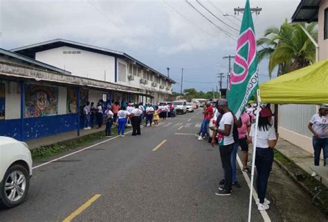 Unas 20 Mil Personas Deciden Por El Nuevo Presidente De Cambio