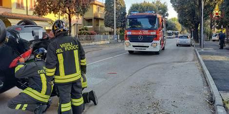 Forlì tre auto si scontrano in viale Risorgimento Una si ribalta sull