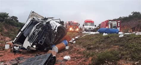 Caminhoneiro fica ferido após batida entre carretas na BR 251 em Salinas