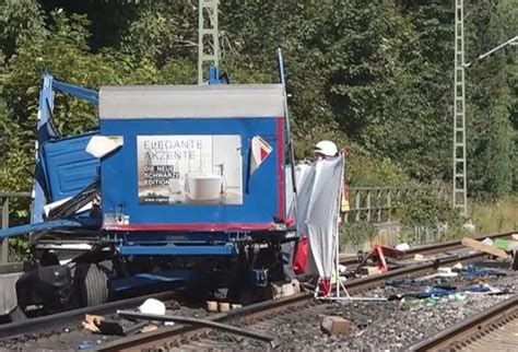 Zug Kracht An Bahn Bergang In Laster Fahrer Stirbt