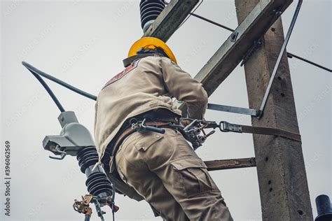 Lineman Climb Concrete Pole And Use Clamp Stick Grip All Types To