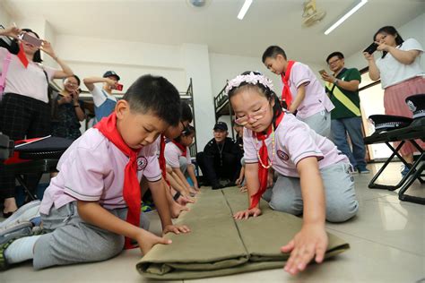 真带劲！摸真枪，叠豆腐块。雏鹰假日小分队队员带你探警营单鹏轮训总站新浪新闻