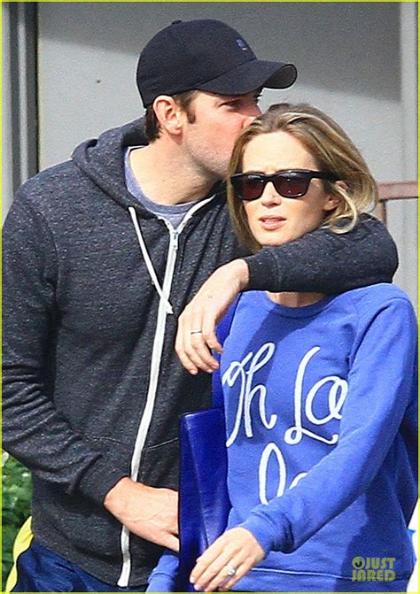 John Krasinski And Emily Blunt Kissing