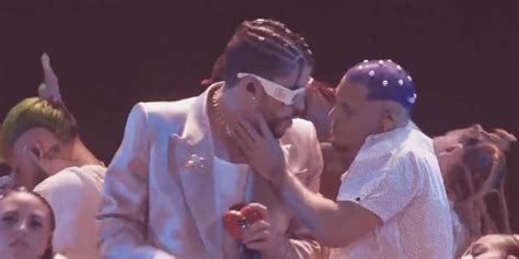 El Beso Más Viral De Bad Bunny En Los Mtv Vmas 2022 ¿quién Es El Bailarín