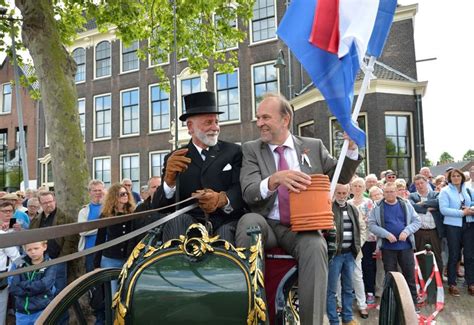 Burgemeester Bert Blase Neemt Het Eerste Vaatje Met Nieuwe Haring In