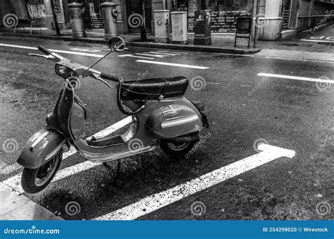 Captura Em Tons De Cinza Da Scooter Vespa Italiana Estacionada Na