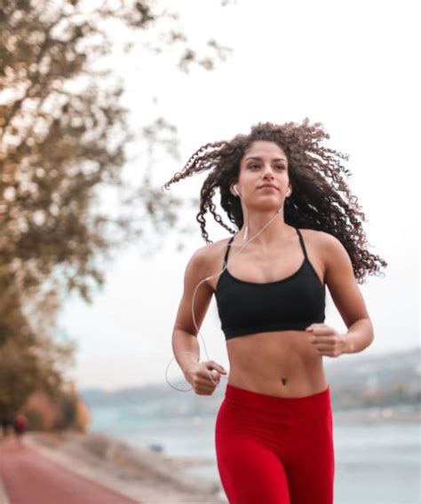 Correr ou Andar de Bicicleta Saiba qual emagrece mais Fitness Tênis