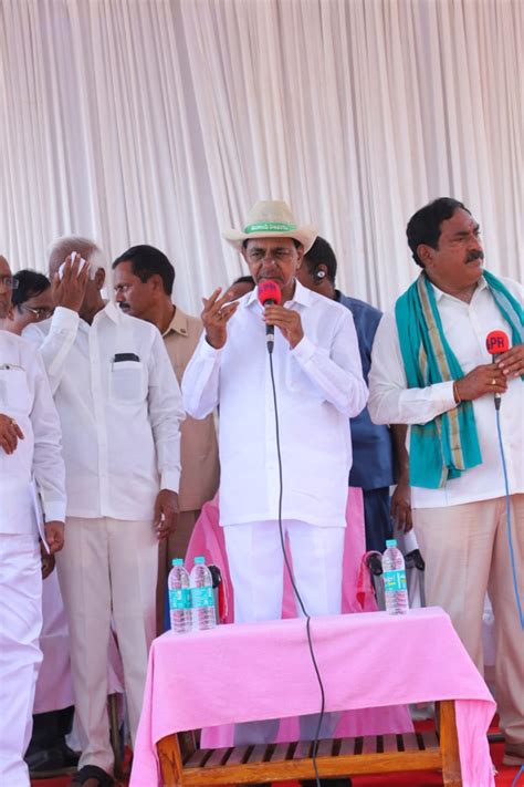 Cm Kcr పంట నష్టాన్ని పరిశీలించిన సీఎం కేసీఆర్‌ Cm Visited Crops In