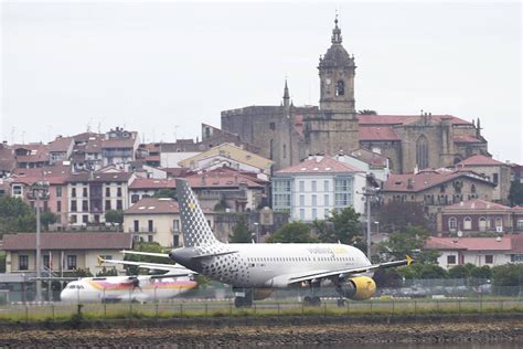 Fotos Más desvíos y cancelaciones en el aeropuerto de Hondarribia El