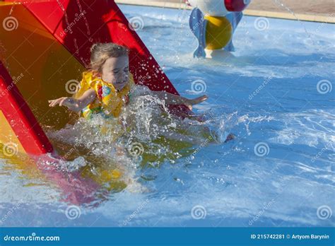 La Fille Glisse Le Long Du Toboggan Dans La Piscine Vacances D été