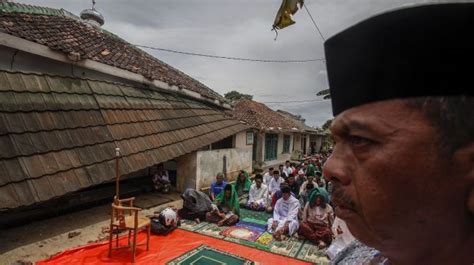 Masjid Rusak Gegara Gempa Cianjur Warga Salat Jumat Di Jalan