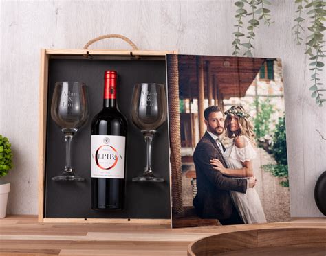 Coffret personnalisé avec bouteille de vin et coupes MadeinGift