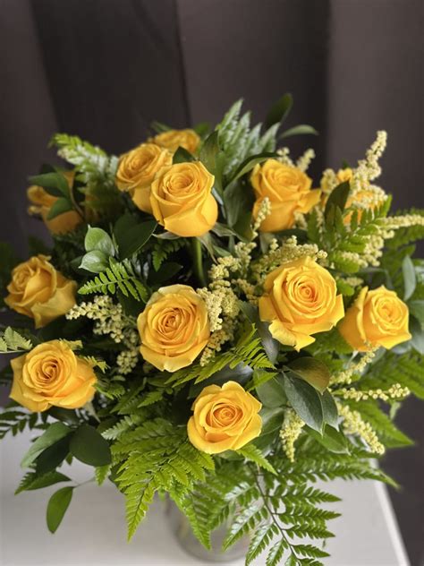 Traditional Dozen In Yellow By Baylor Flowers