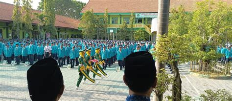 MTs Negeri Gresik Gelar Upacara Bendera Dalam Rangka Peringatan Hari