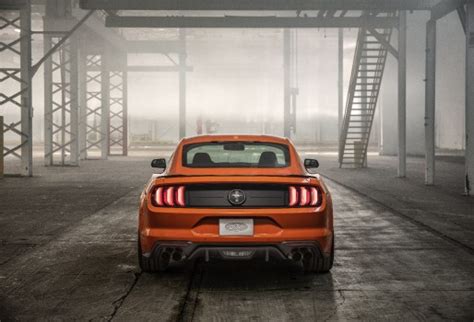 Fondos De Pantalla Chevrolet Camaro Rojo En Un Estacionamiento