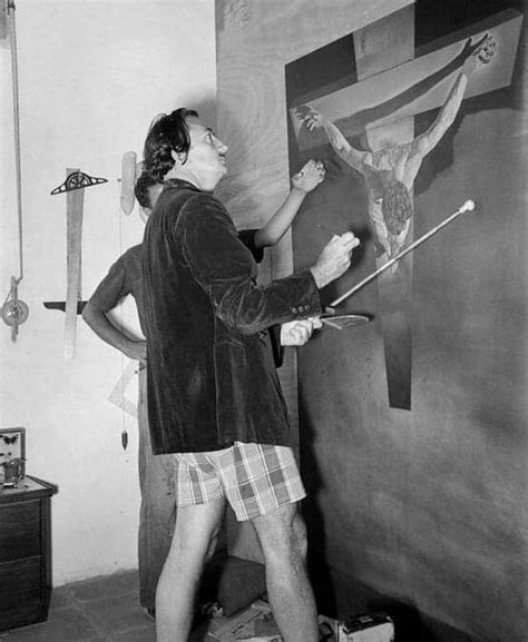 Salvador Dali Pintando El Cristo De San Juan De La Cruz En