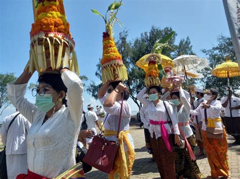 SINDO Hi Lite Umat Hindu Ikuti Upacara Melasti Di Pantai Marina Semarang