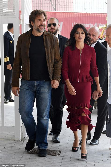 Penelope Cruz Stuns In Venice With Javier Bardem Daily Mail Online