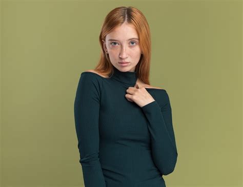 Une Jeune Rousse Confiante Au Gingembre Avec Des Taches De Rousseur Met La Main Sur La Poitrine