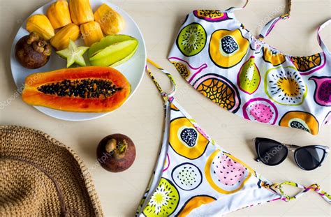 Bikini blanco con papaya de frutas tropicales carambola fruta de la pasión maracuia