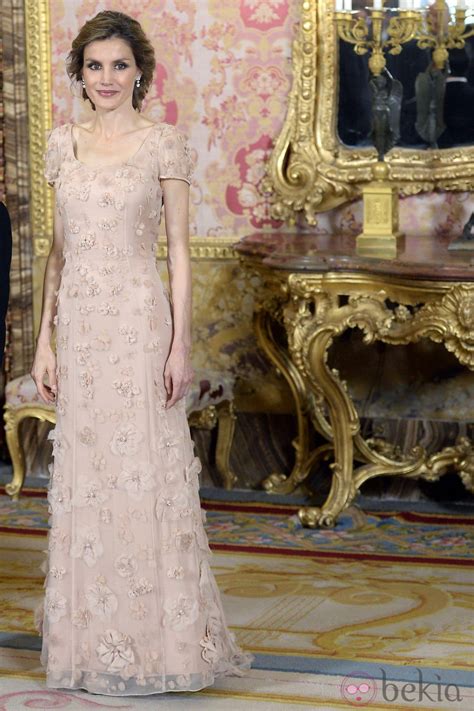 La Princesa Letizia Con Un Vestido Rosa Empolvado Con Aplicaciones Florales De Tela Foto En