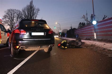 POL ME Rollerfahrer stürzt und rutscht unter Porsche schwer verletzt