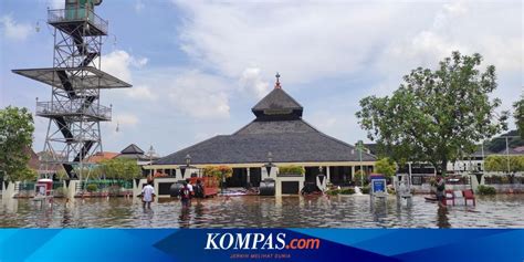 Polri Kirim Tim Trauma Healing Dan Dokkes Untuk Korban Banjir Di Demak