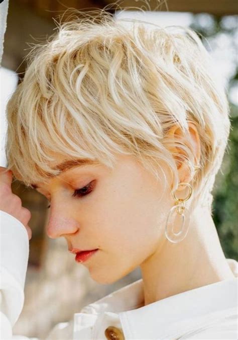A Messy Creamy Blonde Layered Pixie Haircyt With Feathered Layers Is A Cool And Lovely Idea