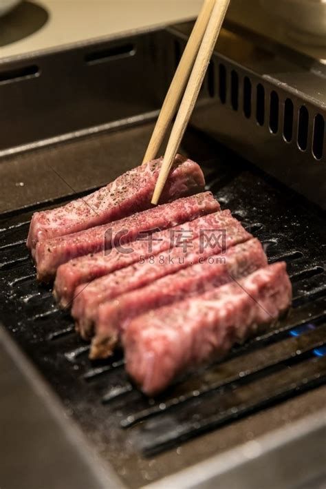 烤新鲜日本和牛 A5 牛肉烤肉高清摄影大图 千库网