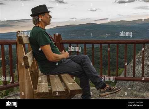 Hombre Contemplando El Paisaje Fotograf As E Im Genes De Alta