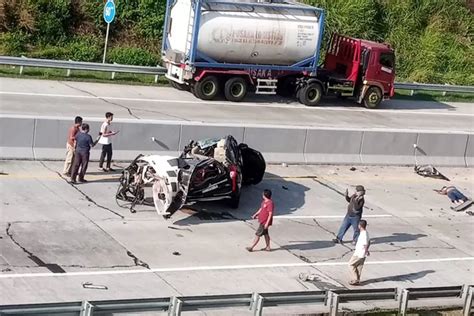 Mengerikan Pajero Tabrak Truk Mogok Di Tol Semarang Batang