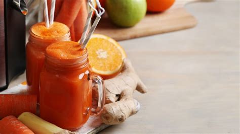 Jugo de naranja zanahoria y cúrcuma una bomba de nutrientes para tu