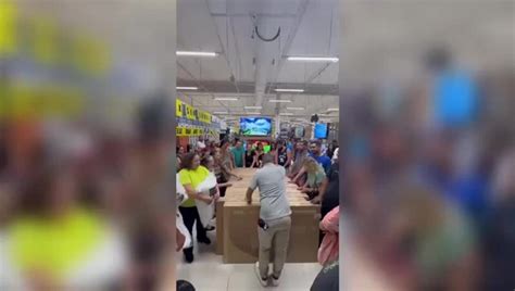 V Deo Clientes Causam Tumulto Em Hipermercado Ap S An Ncio De Promo O