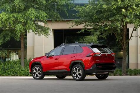 Nissan Rogue Vs Toyota Rav4 Compare Crossover Suvs