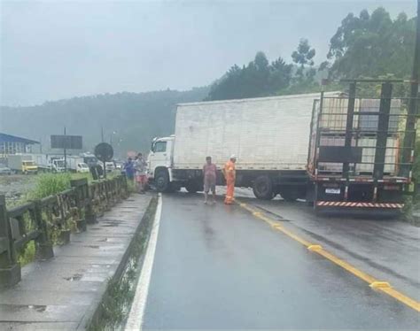 Fotos Batida Entre Carro E Caminh O Registrada Em Cima De Viaduto Na