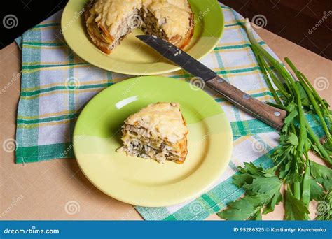 Pedazo De Empanada De Las Crepes Con Las Setas Y La Carne Del Pollo En