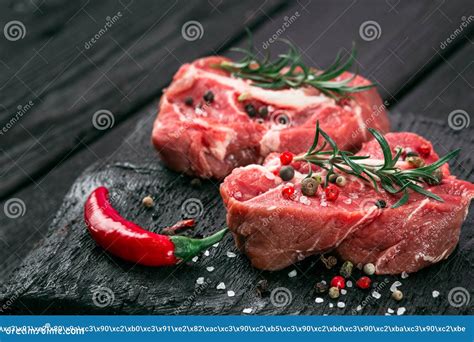 Carne Cruda Affettata Fresca Su Un Tagliere Di Legno Immagine Stock