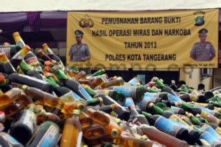 Pemusnahan Ribuan Botol Minuman Keras Datatempo