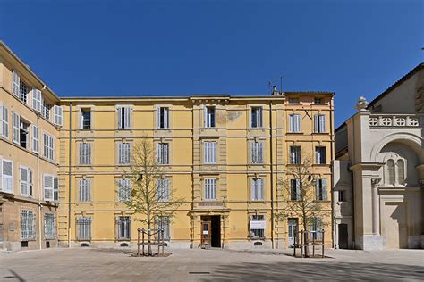 La Cour Dappel Daix En Provence Sancre Dans La Ville Avec Le Couvent